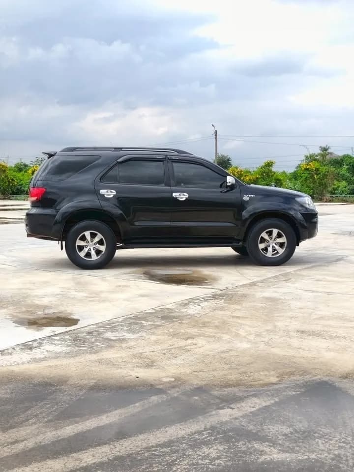 TOYOTA FORTUNER photo 1