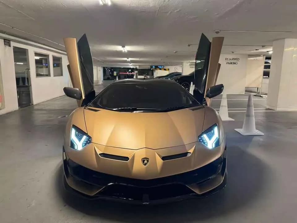 LAMBORGHINI AVENTADOR SVJ ROADSTER photo 1