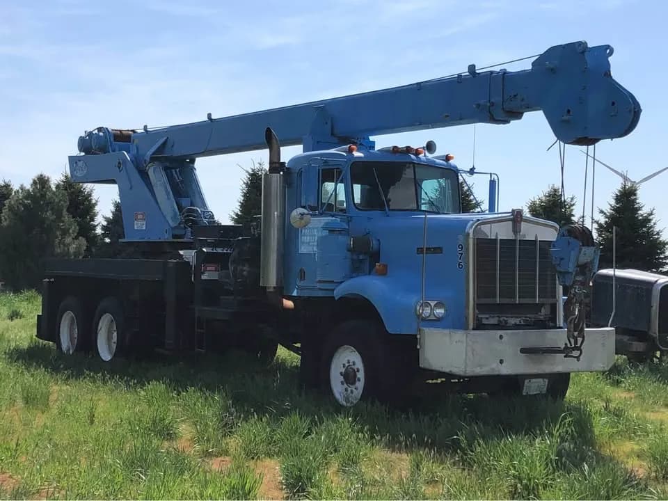 CRANE TRUCK photo 1