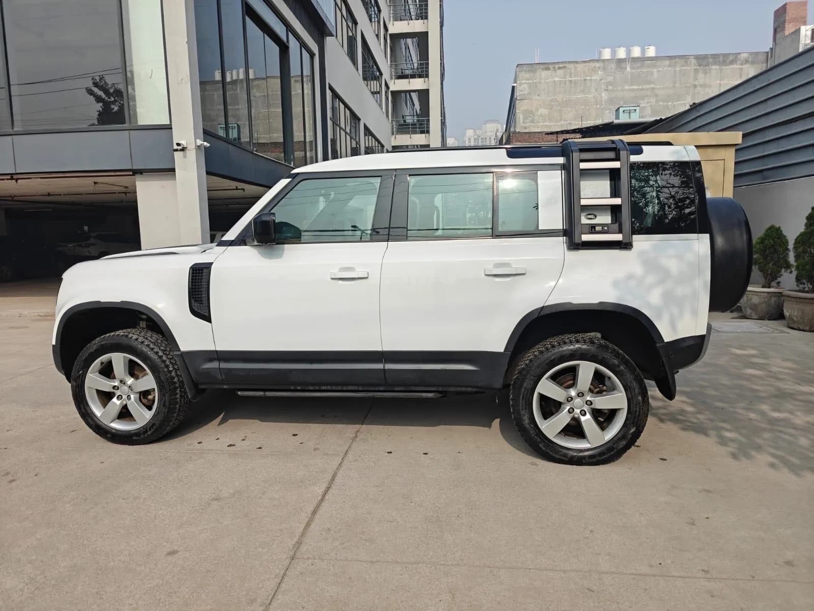 2024 DEFENDER HSE 110 2.0 L PETROL UNREGISTED DEMO CAR photo 1